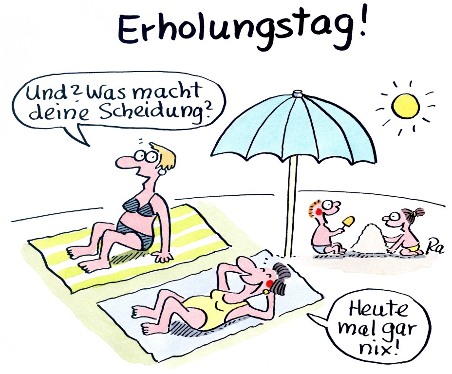 Zwei Frauen liegen auf Handtüchern am Strand, im Hintergrund spielen zwei Kinder im Sand. Eine Frau fragt: "Und? Was macht deine Scheidung?", die andere antwortet: "Heute mal gar nix!"