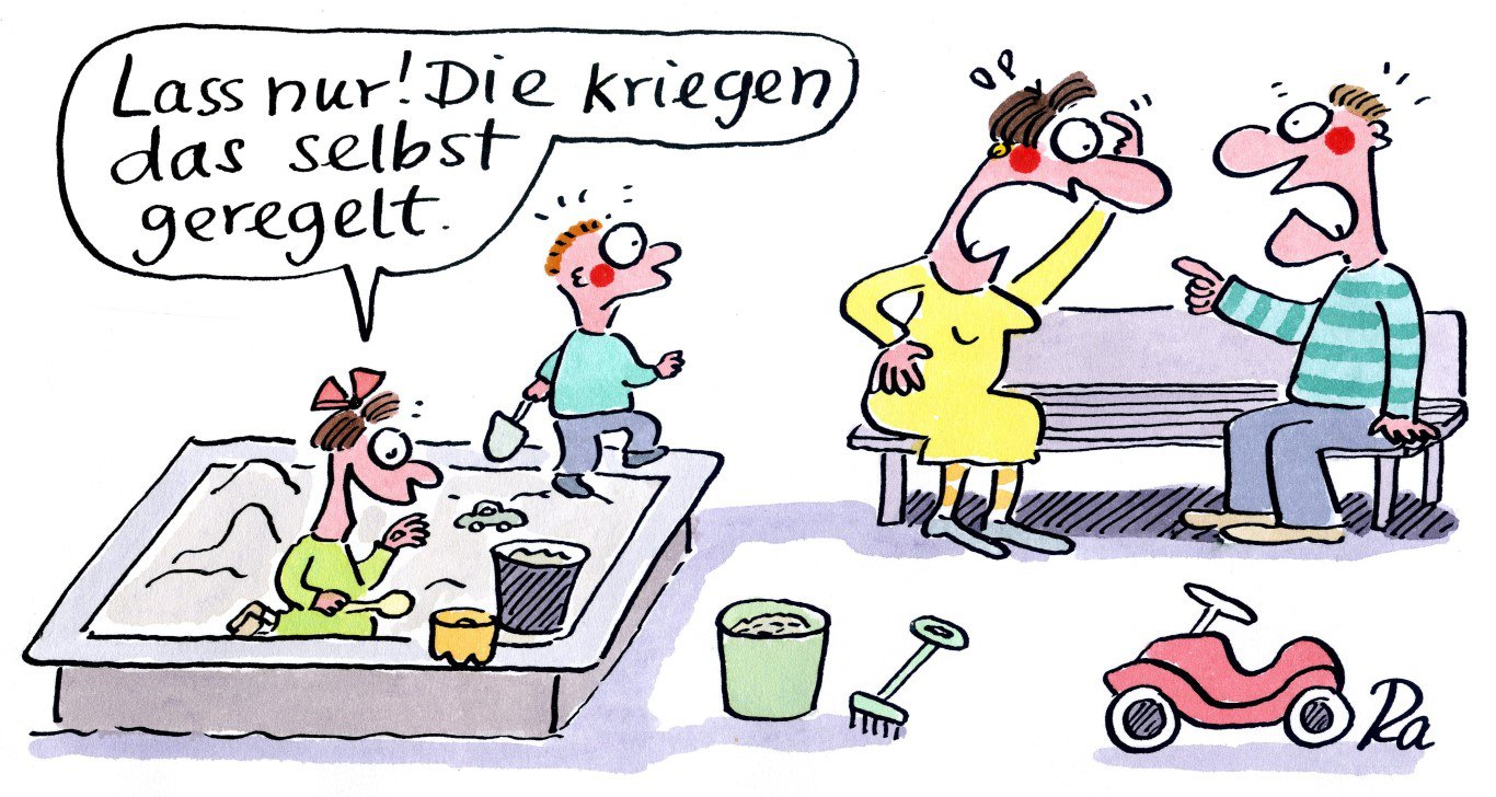 Mann und Frau streiten sich lautstark auf einer Bank, um sie herum liegt Kinderspielzeug. Neben ihnen spielen zwei Kinder im Sandkasten, das eine schaut verdutzt die Eltern an, das andere sagt: "Lass nur! Die kriegen das selbst geregelt."